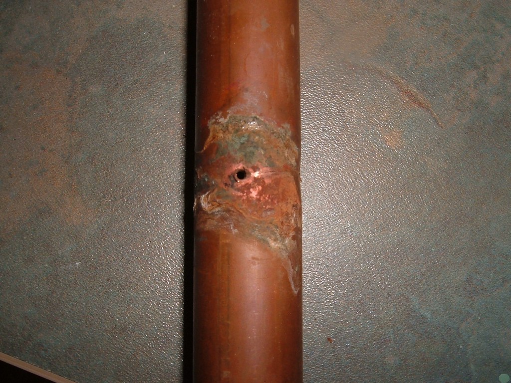Tubería de cobre corroída con fuga